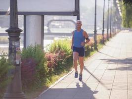 stilig senior man joggar foto