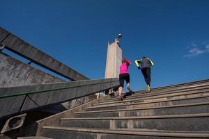 ung par joggning på steg foto