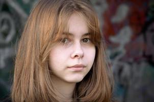 porträtt av en flicka i en övergiven byggnad. den grubblande tonåringen foto