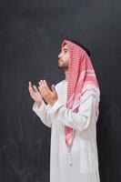 arab man i traditionell kläder bön- till Gud eller framställning dua foto