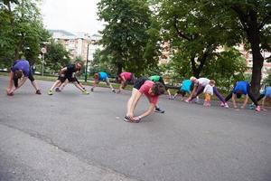 joggning människor grupp stretching foto