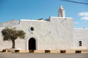 gammal vit kyrka av santa anges de la korona, ibiza, Spanien. foto