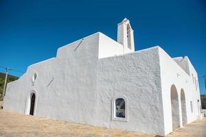 gammal vit kyrka av santa anges de la korona, ibiza, Spanien. foto