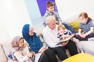 modern muslim farföräldrar med barnbarn läsning quran foto