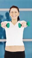 kvinna kondition träna med vikter foto