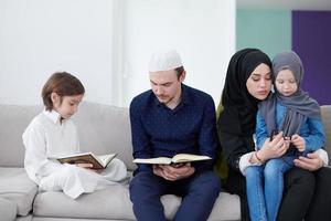 muslim familj läsning quran och bön- på Hem foto