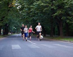 människor grupp joggar foto