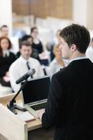 ung företag man ger en presentation på konferens foto