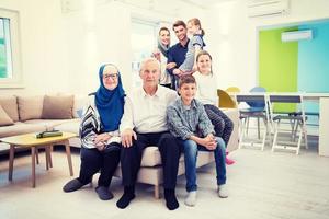 porträtt av Lycklig modern muslim familj foto