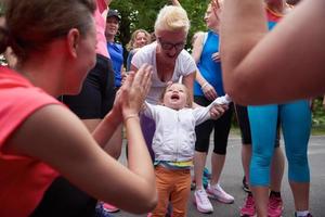 joggning människor grupp ha roligt med bebis flicka foto