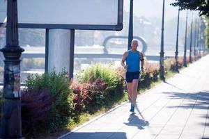 stilig senior man joggar foto