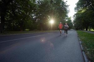 par joggar utanför foto