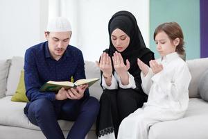 muslim familj läsning quran och bön- på Hem foto