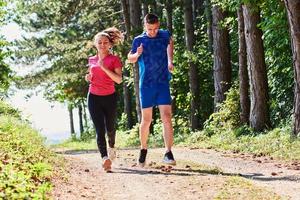 par njuter i en friska livsstil medan joggning på en Land väg foto