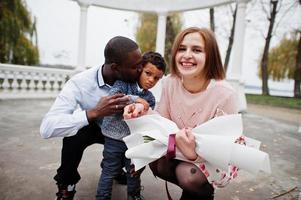 Lycklig multietnisk familj med pojke unge. relationer av afrikansk man och vit europeisk kvinna. foto