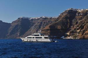 santorini ö kust med lyx Yacht foto