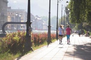 kvinna vänner joggning foto