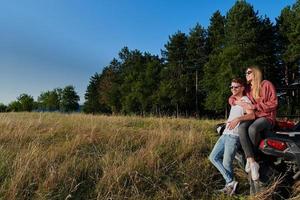 par njuter skön solig dag medan körning en av väg buggy foto