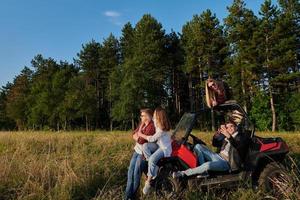 grupp ung Lycklig människor njuter skön solig dag medan körning en av väg buggy bil foto