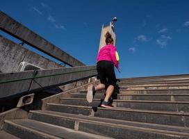 kvinna joggning på steg foto