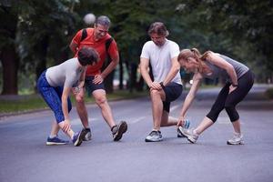 joggning människor grupp stretching foto