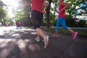 människor grupp joggar foto