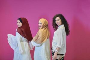 ung muslim kvinnor Framställ på rosa bakgrund foto