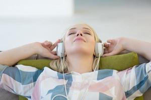 flicka njuter musik genom hörlurar foto