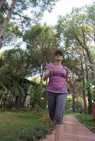 sportig kvinna joggning foto
