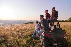 grupp ung Lycklig människor njuter skön solig dag medan körning en av väg buggy bil foto