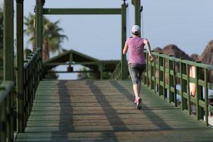 sportig kvinna joggning foto