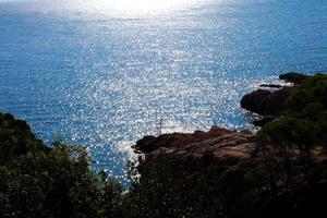 blå himmel och blå hav på de costa brava foto