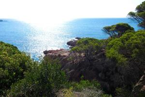 blå himmel och blå hav på de costa brava foto