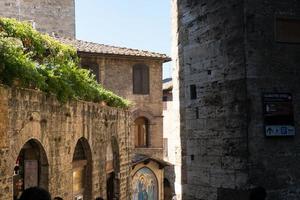 san gimignano, Italien-8 augusti 2020-människor som promenerar i Saint Gimignano under en solig dag. foto