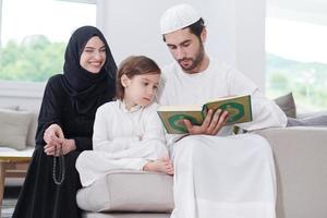 muslim familj läsning quran och bön- på Hem foto