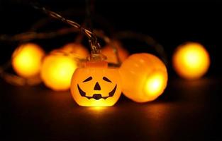 krans lampor av lysande halloween orange pumpor på svart bakgrund med kopia Plats. festlig högtider halloween begrepp. foto