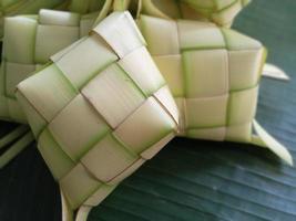 Ketupat i indonesien är en snäll av sätt av matlagning ris förbi införing ris in i en kokos blad som är formad tycka om en diamant. sedan ångad. mycket känd i Indonesien. vanligtvis visas på eid al-fitr foto
