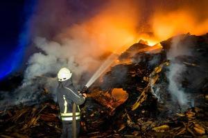 brandmän på natt incident foto