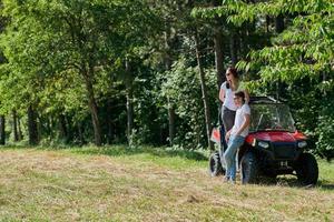 par njuter skön solig dag medan körning en av väg buggy foto