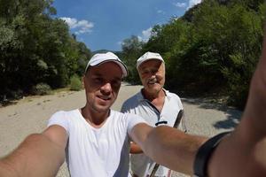 pappa och son tar selfie foton