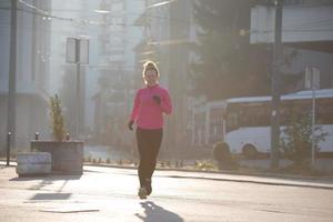 sportig kvinna joggning på morgon- foto