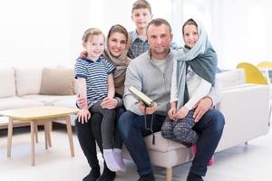 porträtt av ung Lycklig modern muslim familj foto