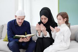 muslim familj läsning quran och bön- på Hem foto