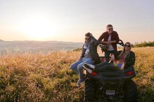 grupp ung Lycklig människor njuter skön solig dag medan körning en av väg buggy bil foto