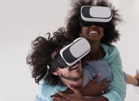 multietnisk par få erfarenhet använder sig av vr headsetet glasögon foto