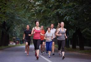 människor grupp joggar foto