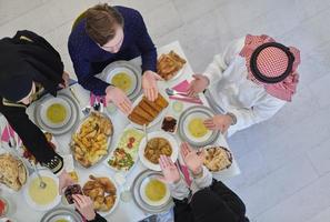 topp se av muslim familj har iftar under ramadan helig månad foto