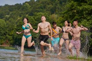 grupp av Lycklig vänner har roligt på flod foto