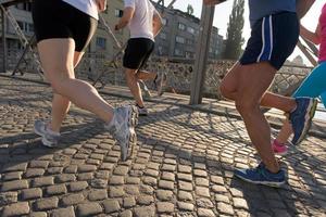 människor grupp joggar foto