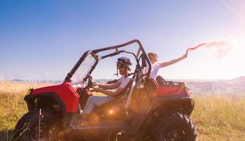 grupp av ung människor har roligt medan körning en av väg buggy bil foto